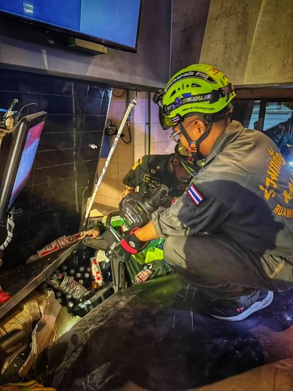 ธรรมดาที่ไหน รู้แล้วเจ้าของรถหรูชนร้านไก่ทอด กลางปั๊มน้ำมัน