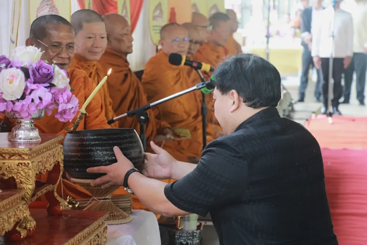 อ่างทองปลุกเสก "หมวกคนหัวแข็ง" แจกประชาชน รณรงค์สวมใส่ 100%