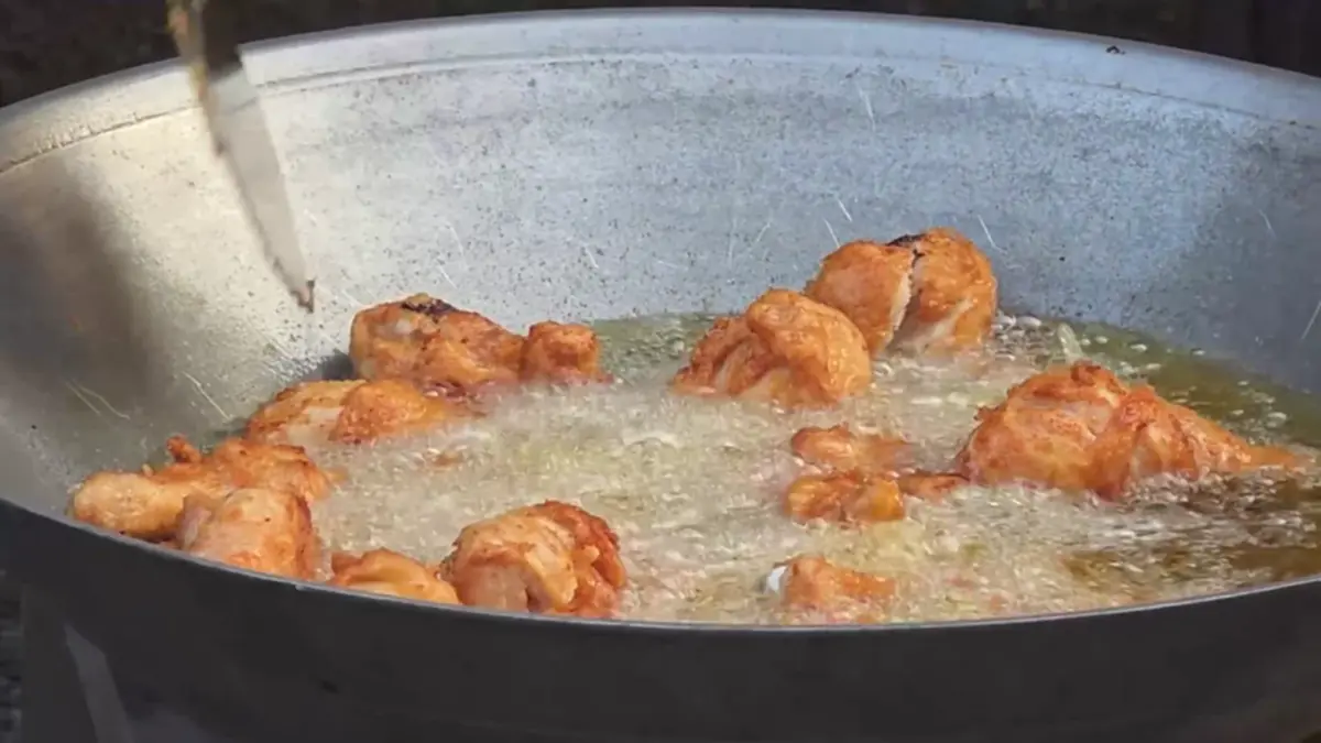 น้ำใจสู้ของแพง! กลุ่มผู้ใจบุญแจกอาหารฟรีชาวบ้านล่อมอ้ายหมอง