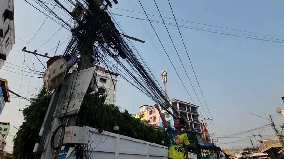 ไฟไหม้สายสื่อสารอยุธยาวอด ชาวบ้านผวาสายห้อยระโยงระยางหน้าบ้าน