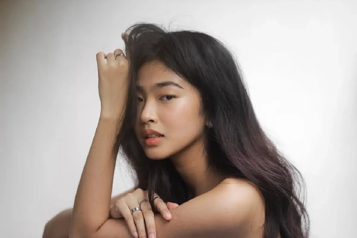 ไวรัลสนั่น นางแบบสาว  บราหลุดกลางรันเวย์ แต่เดินต่อสุดมืออาชีพ