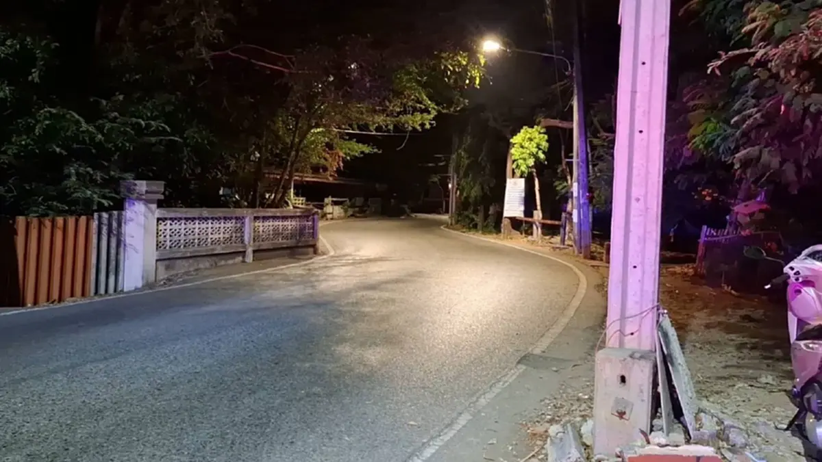 สลดรับ 7 วันอันตราย! จยย.แหกโค้งชนเสาไฟ ดับ 2 ศพ ที่สมุทรปราการ