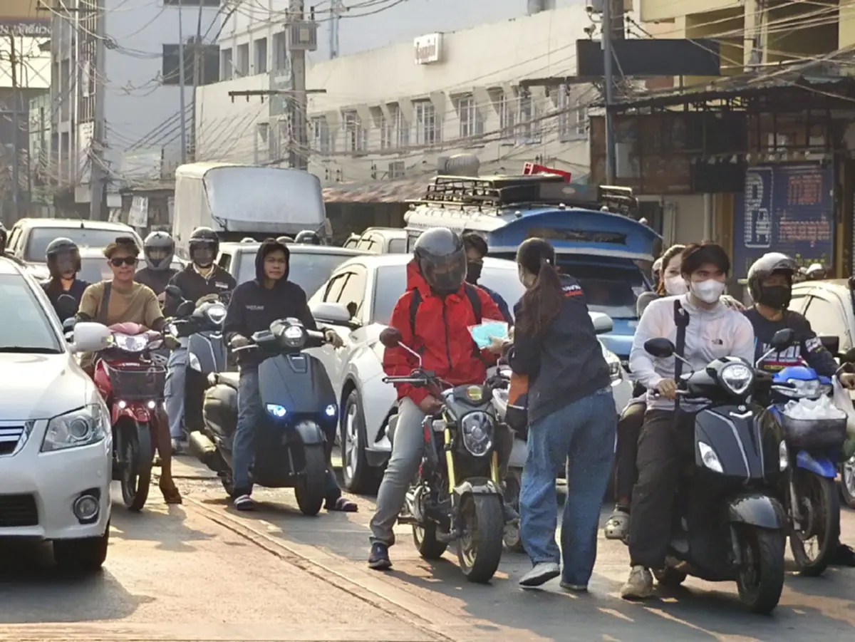 สส.พรรคประชาชนชูป้ายรับนายก จี้รัฐแก้ฝุ่นเชียงใหม่ยั่งยืน