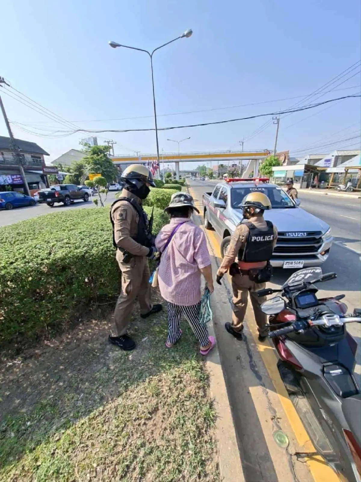 ระทึกโคราช! หญิงสูงอายุเครียดพิษน้ำมันแพง ปีนเสาป้ายกลางเมือง