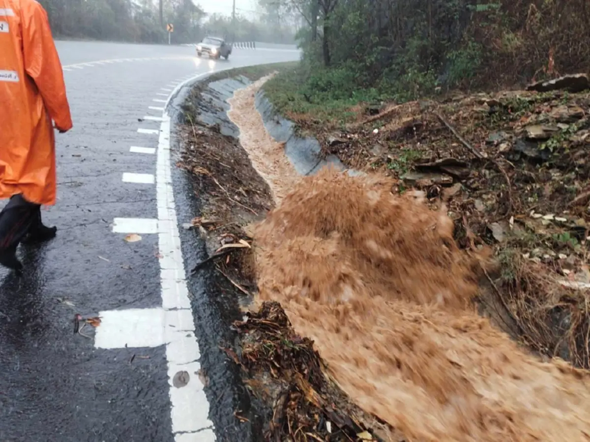 เพชรบูรณ์อ่วมหนัก! น้ำป่าไหลหลาก-หินร่วงปิดถนนบางช่วง
