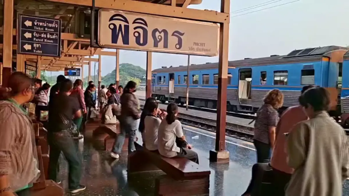 น้ำมันแพง! ชาวพิจิตรแห่ขึ้นรถไฟพุ่งเท่าตัว ตั๋วสงกรานต์เต็ม