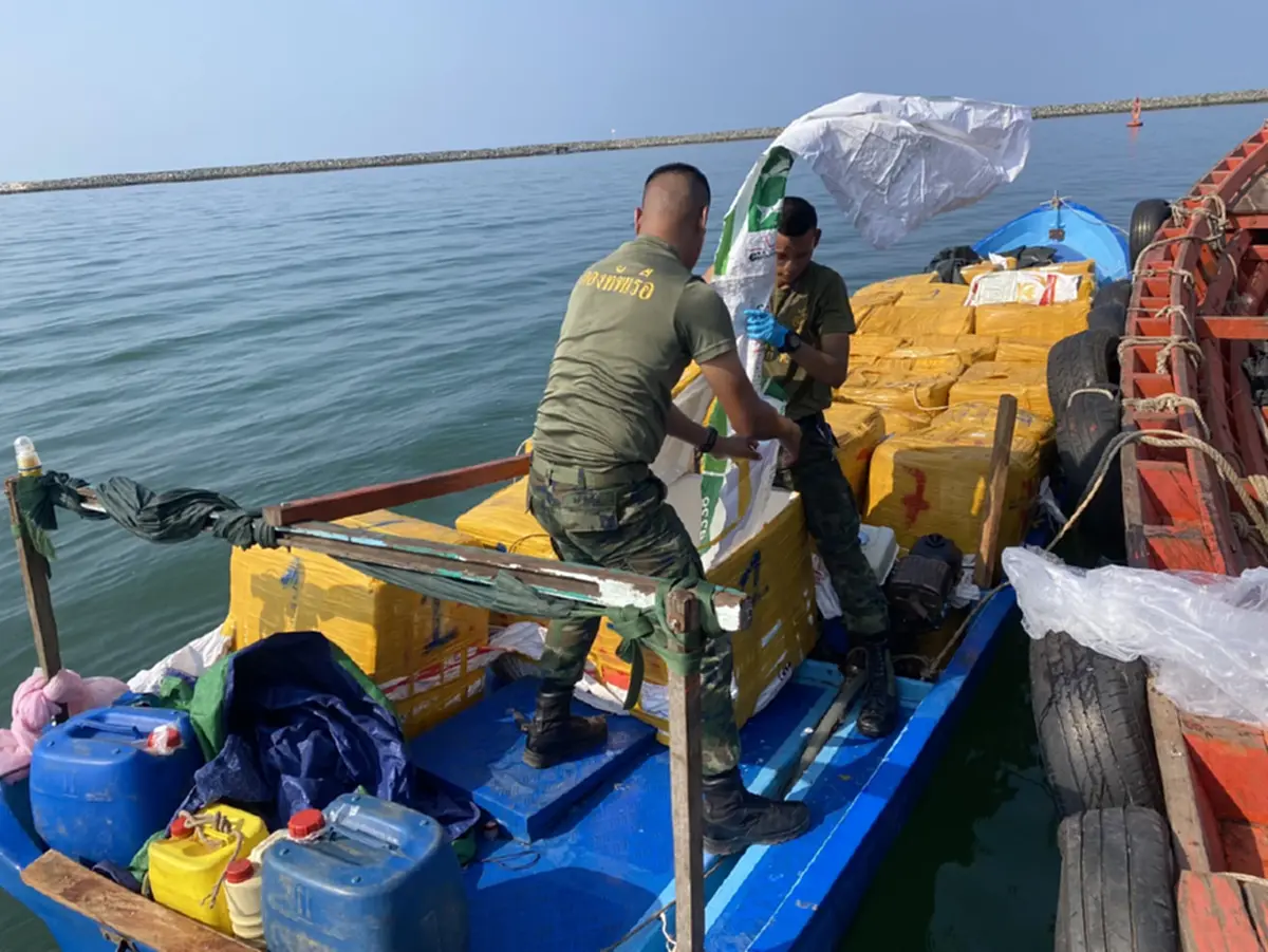 ศรชล.ตราด จับเรือกัมพูชาลอบขนเนื้อปูแช่แข็ง 60 กล่องเข้าไทย