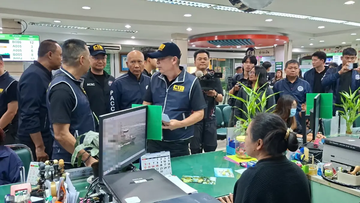 บุกจับคาโต๊ะ จนท.ปกครองเขตธนฯ ฉาว เอี่ยวแก๊งปั๊มสูติบัตรเถื่อน