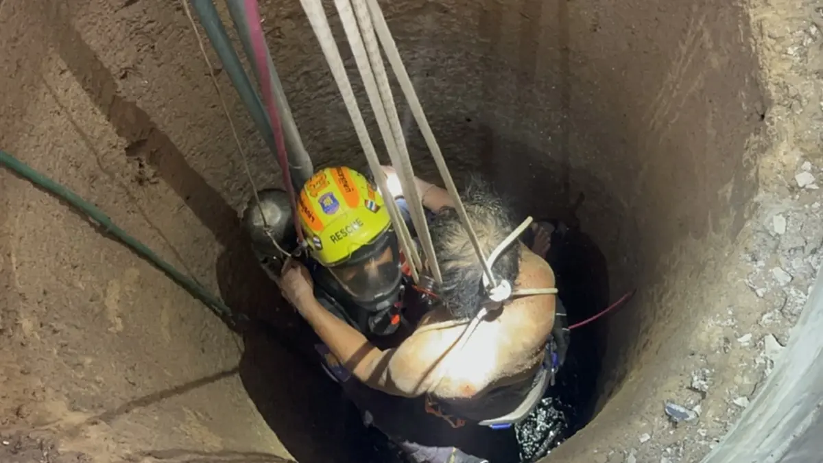 ระทึกโรยตัวช่วยชายตกบ่อลึก 11 เมตรพัทยา เหตุไม้ปากบ่อผุ