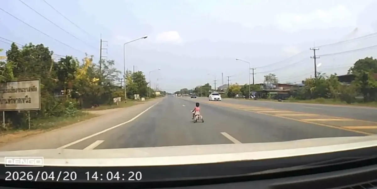 ระทึกกลางถนน! เด็ก 3 ขวบปั่นสามล้อโผล่ถนนใหญ่ รถเบรกจ้าละหวั่น