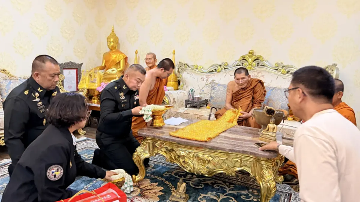 แม่ทัพกุ้ง เข้ากราบ หลวงปู่ศิลา รับเครื่องอัฐบริขาร เตรียมลาบวช