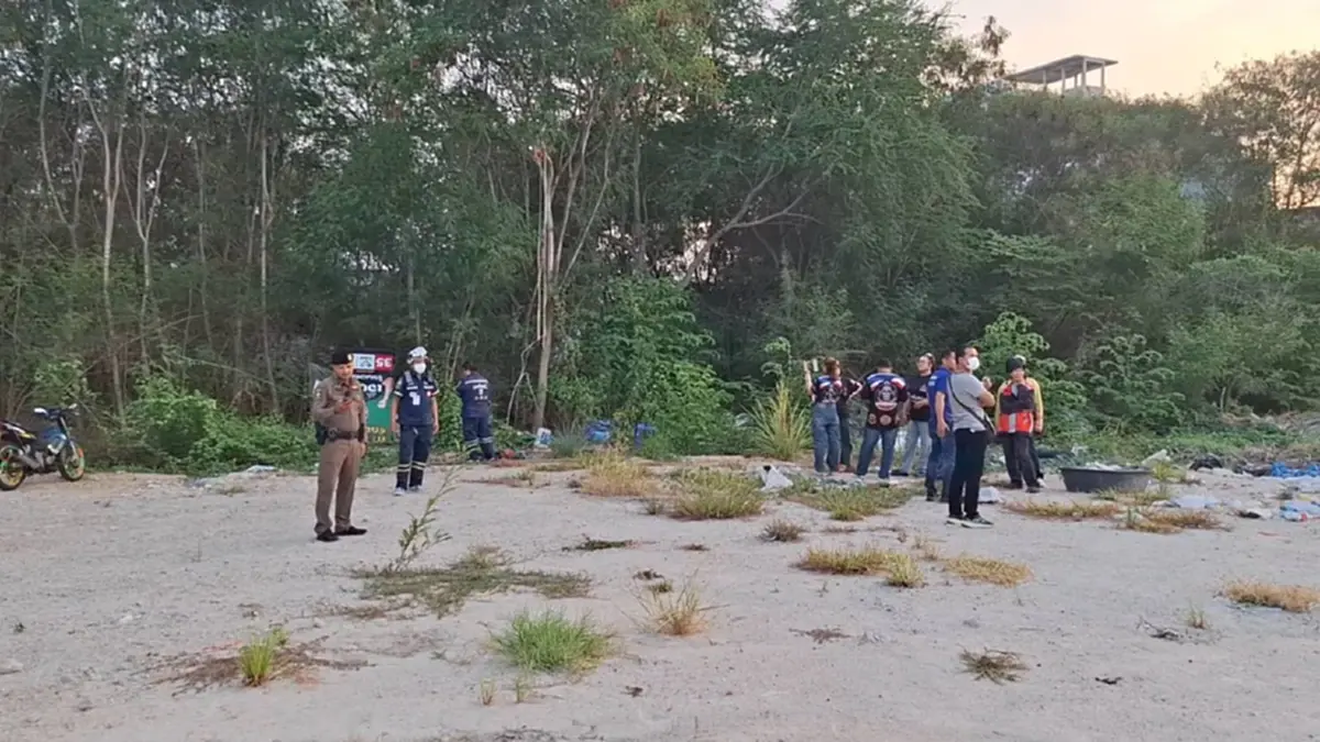 สลดกลางพงหญ้า! พบชายเก็บของเก่าเสียชีวิตเปลือยกายนานนับเดือน