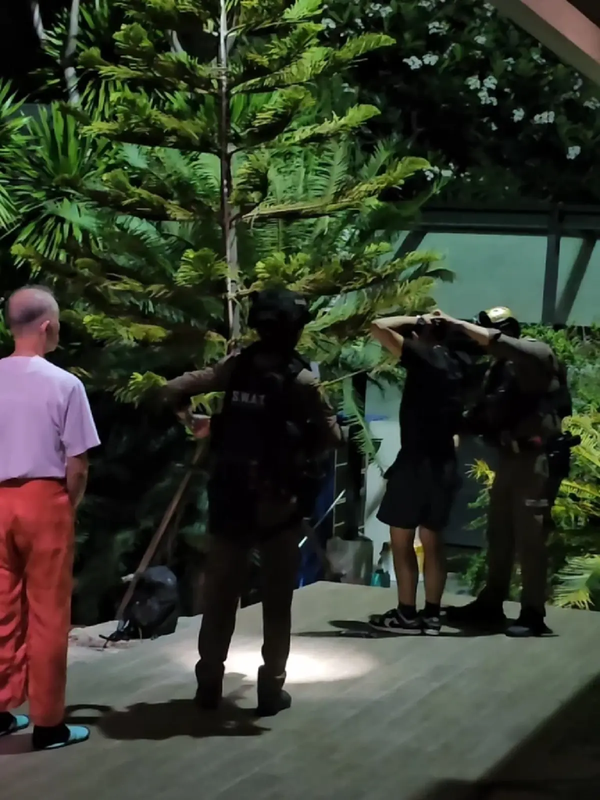 ผวากลางดึก"บัว สโรชา"เจอชายชุดดำปีนเข้าบ้าน พกน้ำอัดลมขวดใหญ่