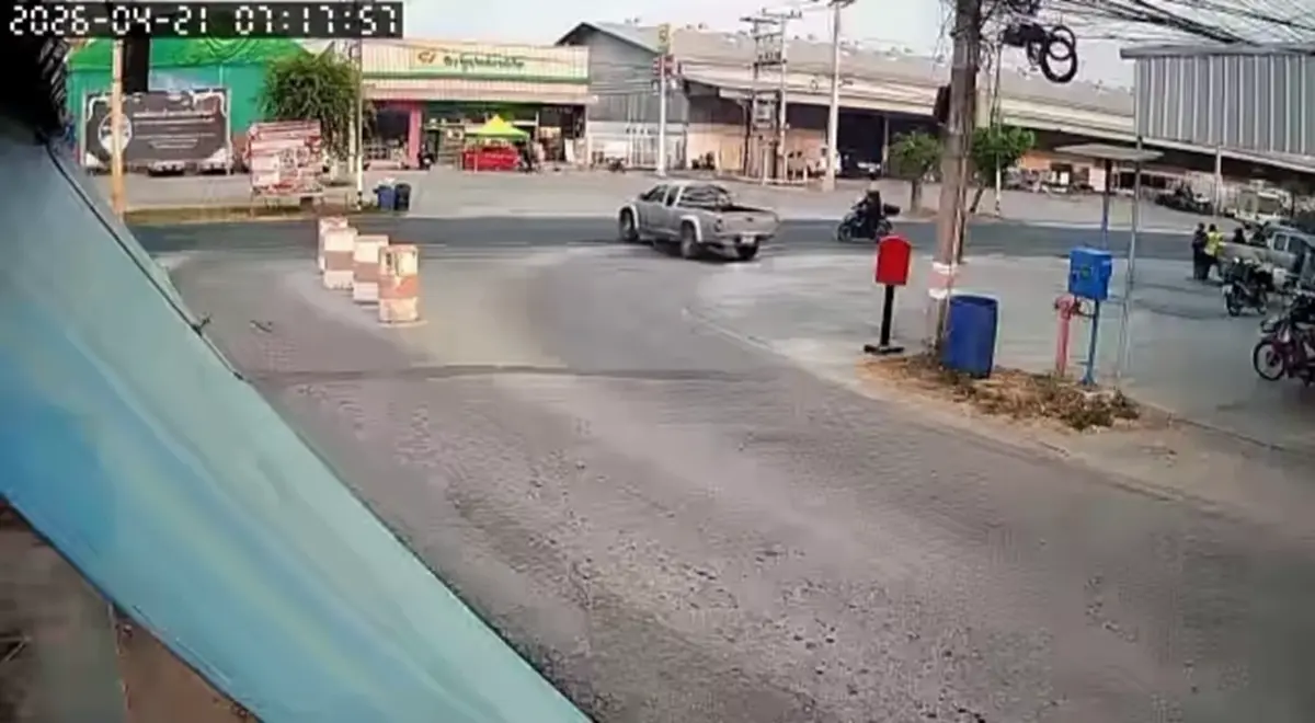 ระทึกราชบุรี! กระบะลืมเบรคมือไหลขวางถนน หวิดถูกชนซ้ำ