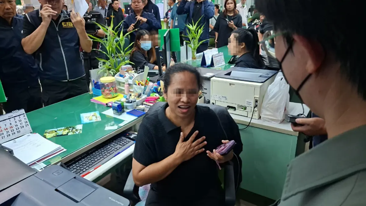 บุกจับคาโต๊ะ จนท.ปกครองเขตธนฯ ฉาว เอี่ยวแก๊งปั๊มสูติบัตรเถื่อน