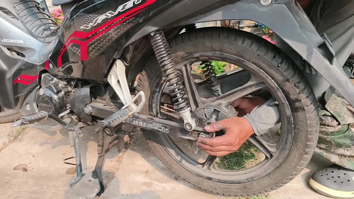 อุทาหรณ์ซ้อนท้าย! ชายเสื้อหล่นเกี่ยวสเตอร์ดึงแขนเด็ก 11 ปีติดล้อจนหัก