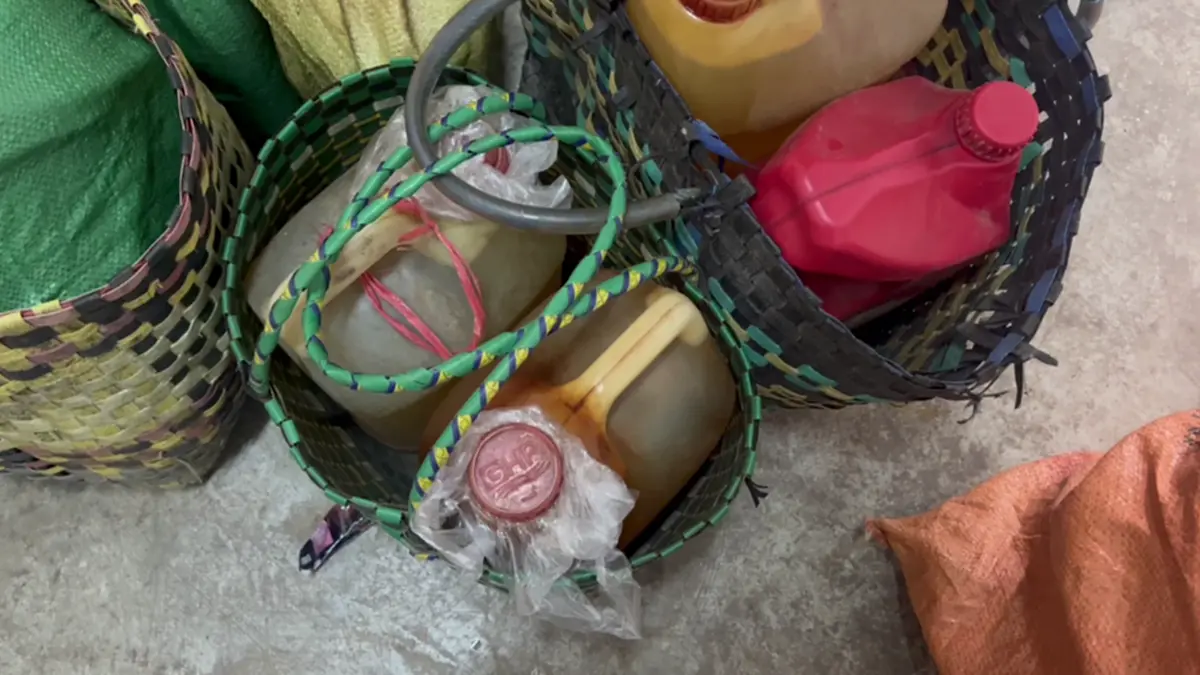 สกัดจับ "กองทัพมด" ลอบขนน้ำมันข้ามโขง หลังฝั่งลาวลิตรละ 80 บาท