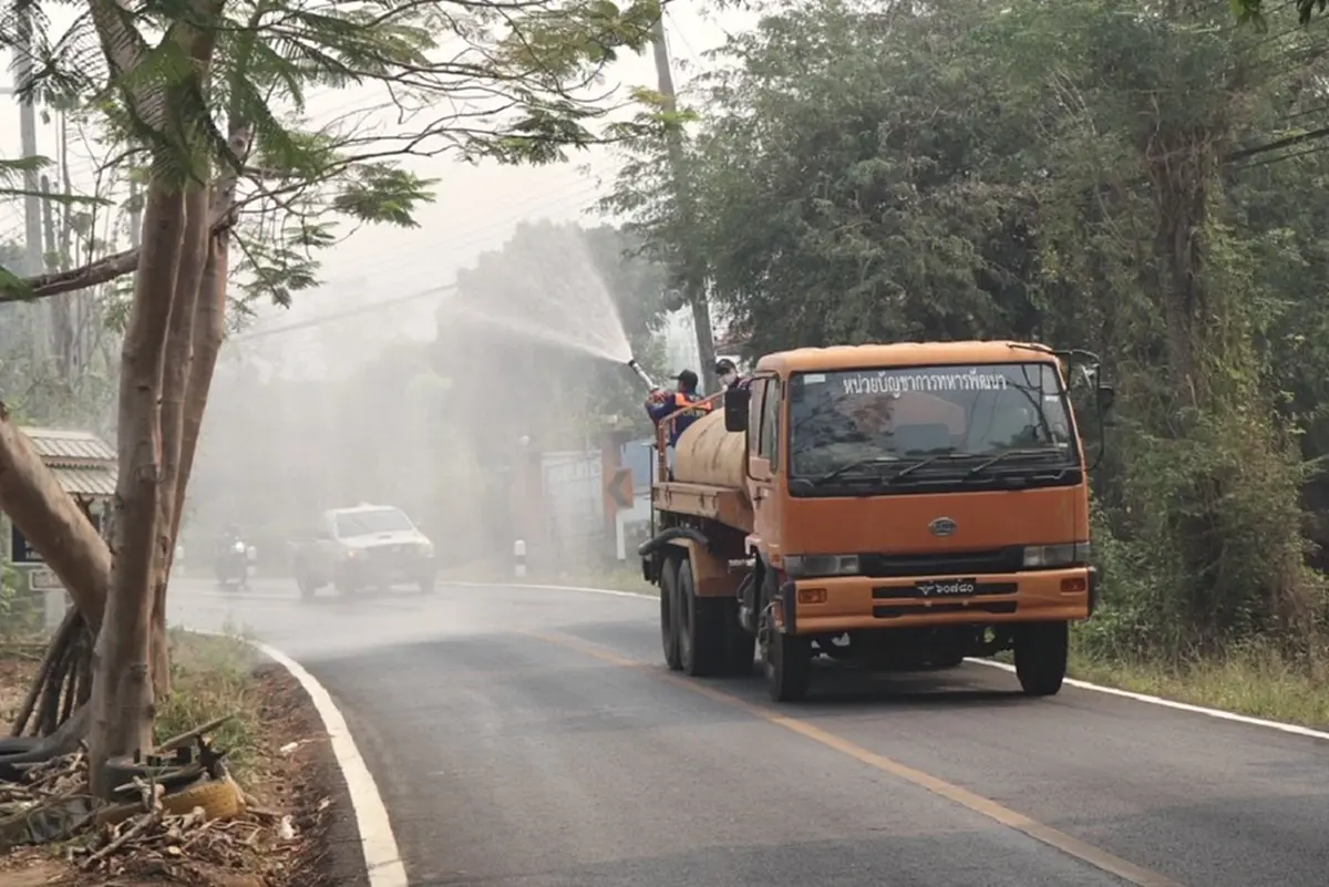 ลุยฉีดน้ำสกัดควันไฟป่า ถนน 105 แม่ฮ่องสอน หลัง PM2.5 พุ่งวิกฤต