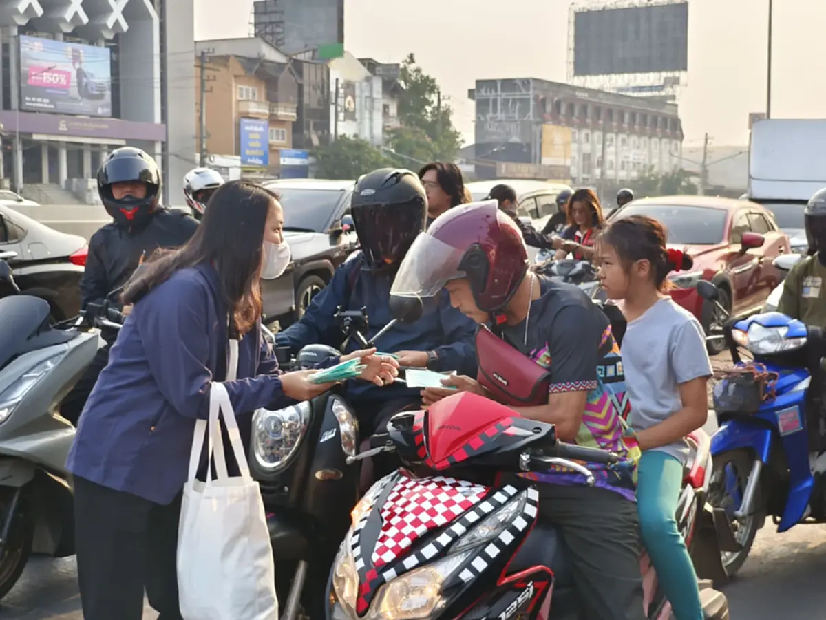 สส.พรรคประชาชนชูป้ายรับนายก จี้รัฐแก้ฝุ่นเชียงใหม่ยั่งยืน
