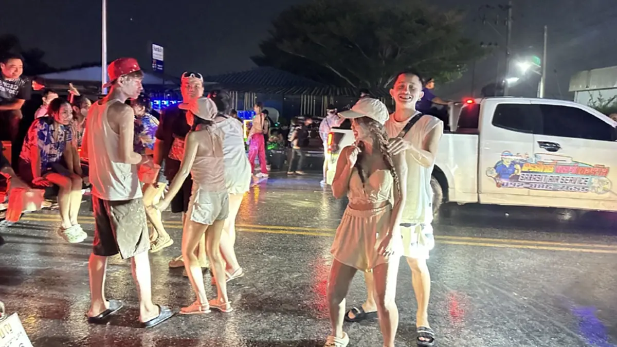 ไหลบ่อวินสุดคึกคัก! ประชาชนทะลักเล่นน้ำแน่นสองฝั่งถนน