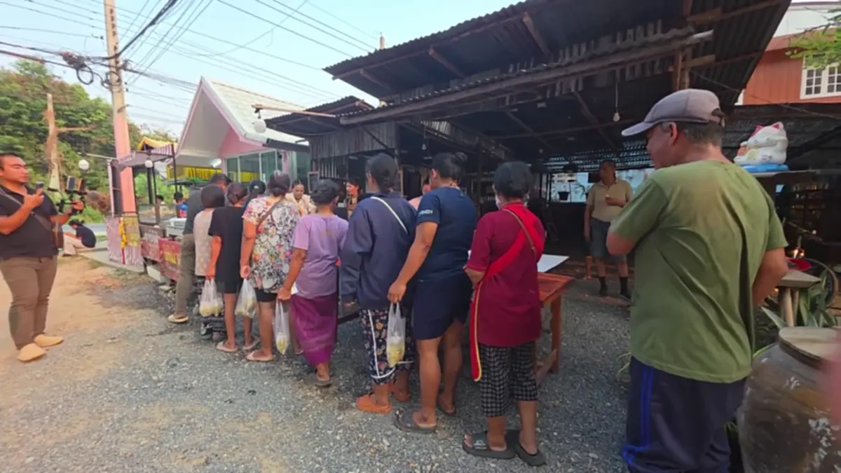 น้ำใจสู้ของแพง! กลุ่มผู้ใจบุญแจกอาหารฟรีชาวบ้านล่อมอ้ายหมอง