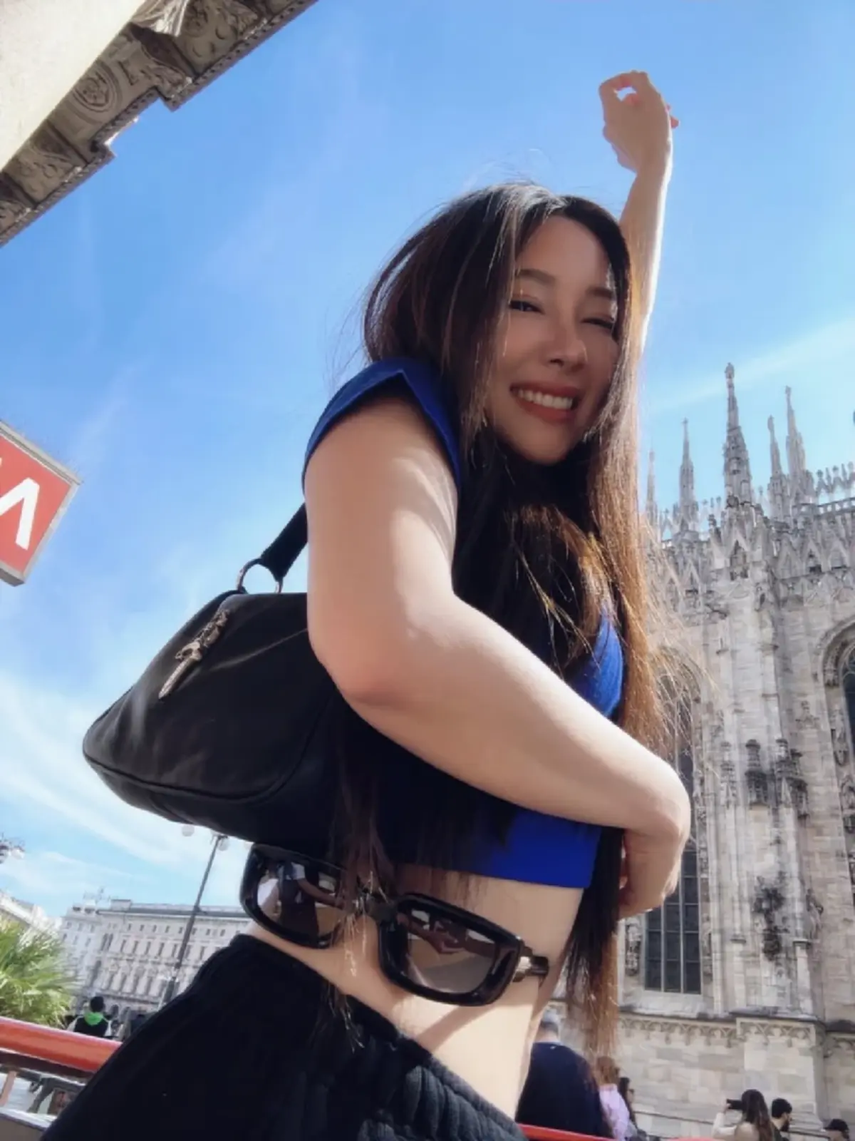 แม่ก็คือแม่! “นุ่น วรนุช” เล่นเทรนด์แว่นเสียบเอว หุ่นเป๊ะวัย 45