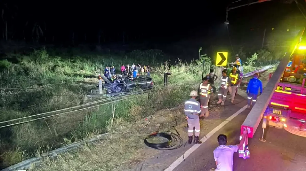 สลดอุดรฯ! รถเจ้าหน้าที่ดับไฟป่าแหกโค้งชนเสาไฟ ดับ 2 เจ็บ 4