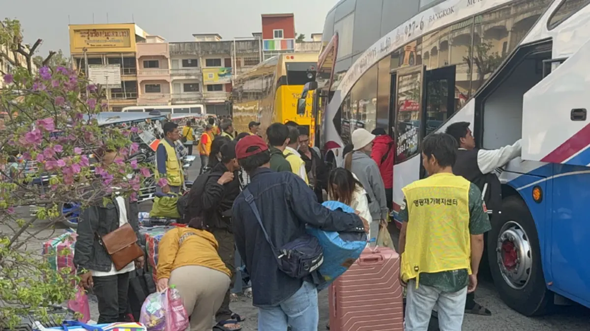 มุกดาหารคึก! แรงงานลาวแห่กลับบ้าน บขส.ตรึงราคาตั๋วถึง 19 เม.ย.