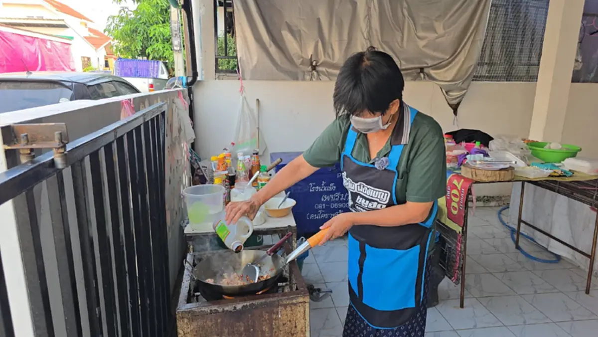 พิษน้ำมันแพงกระทบร้านตามสั่งโคราช! แม่ค้ายื้อขาย 30 บาท