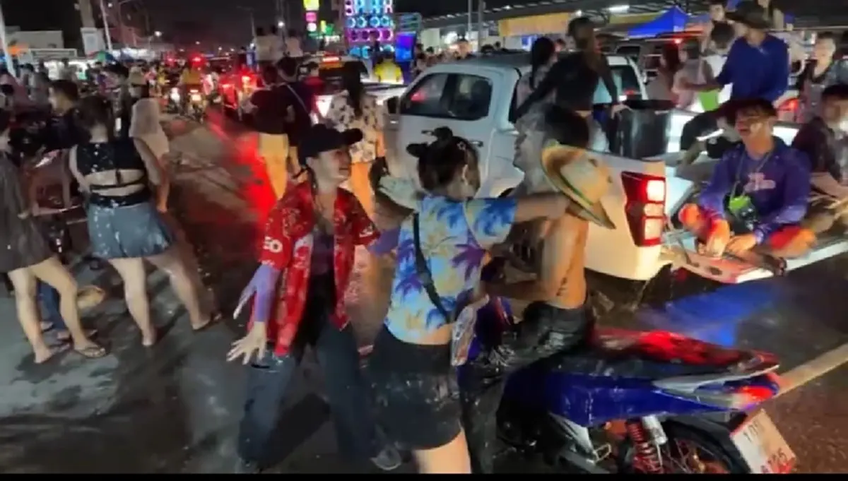 ไหลบ่อวินสุดคึกคัก! ประชาชนทะลักเล่นน้ำแน่นสองฝั่งถนน