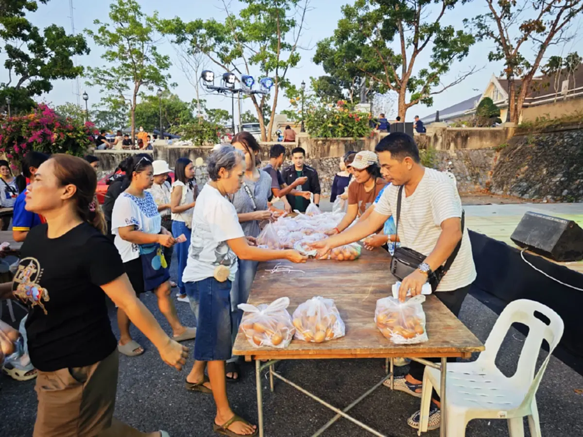 แห่ต่อคิว! ตลาดทับเที่ยงช่วยลดรายจ่าย ขายไข่ไก่แผงละ 50 บาท 