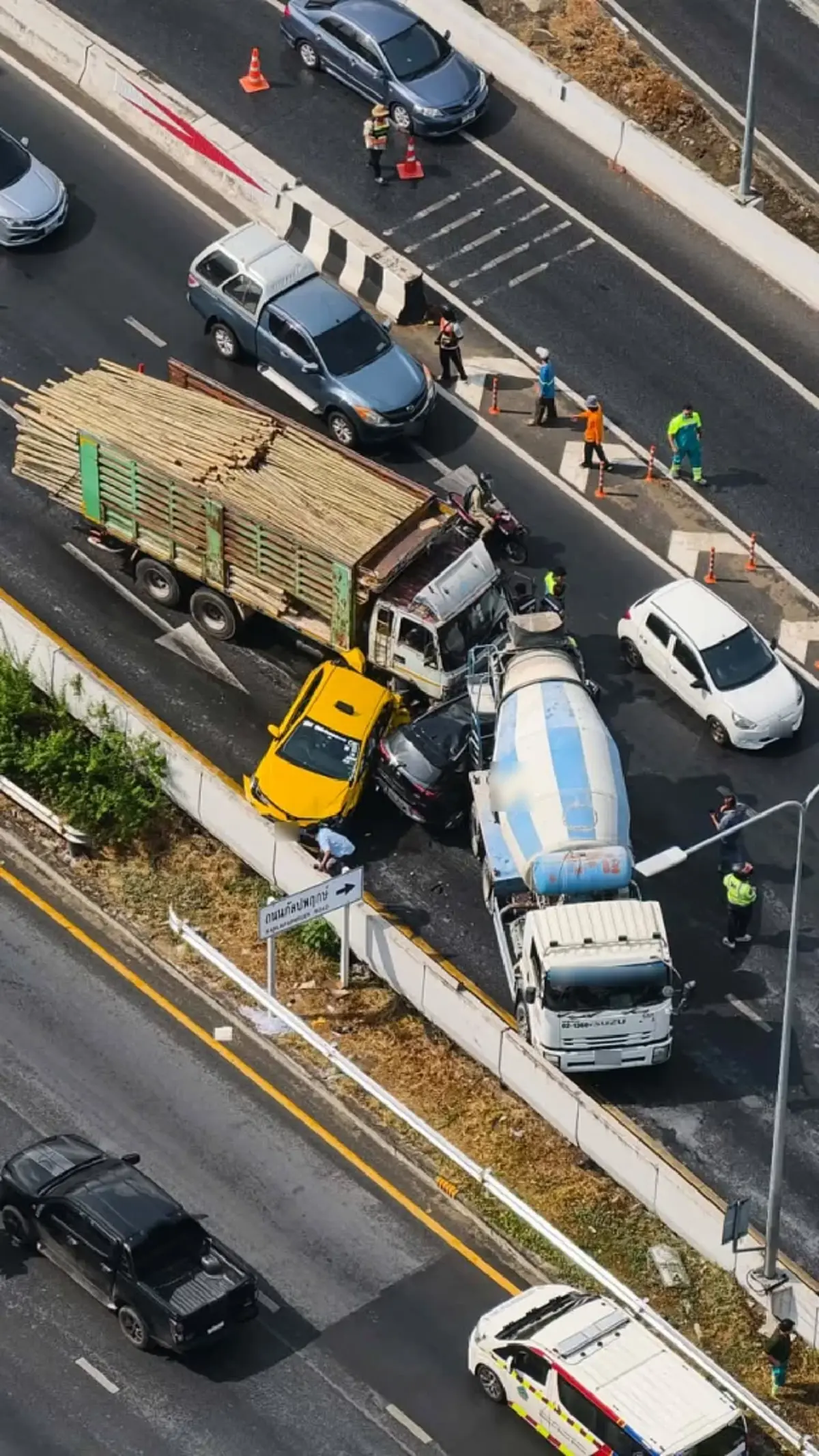 ยิ่งหดหู่ เปิดสภาพยางล้อรถบรรทุก 10 ล้อ พุ่งชน 7 คันรวดกลางถนน