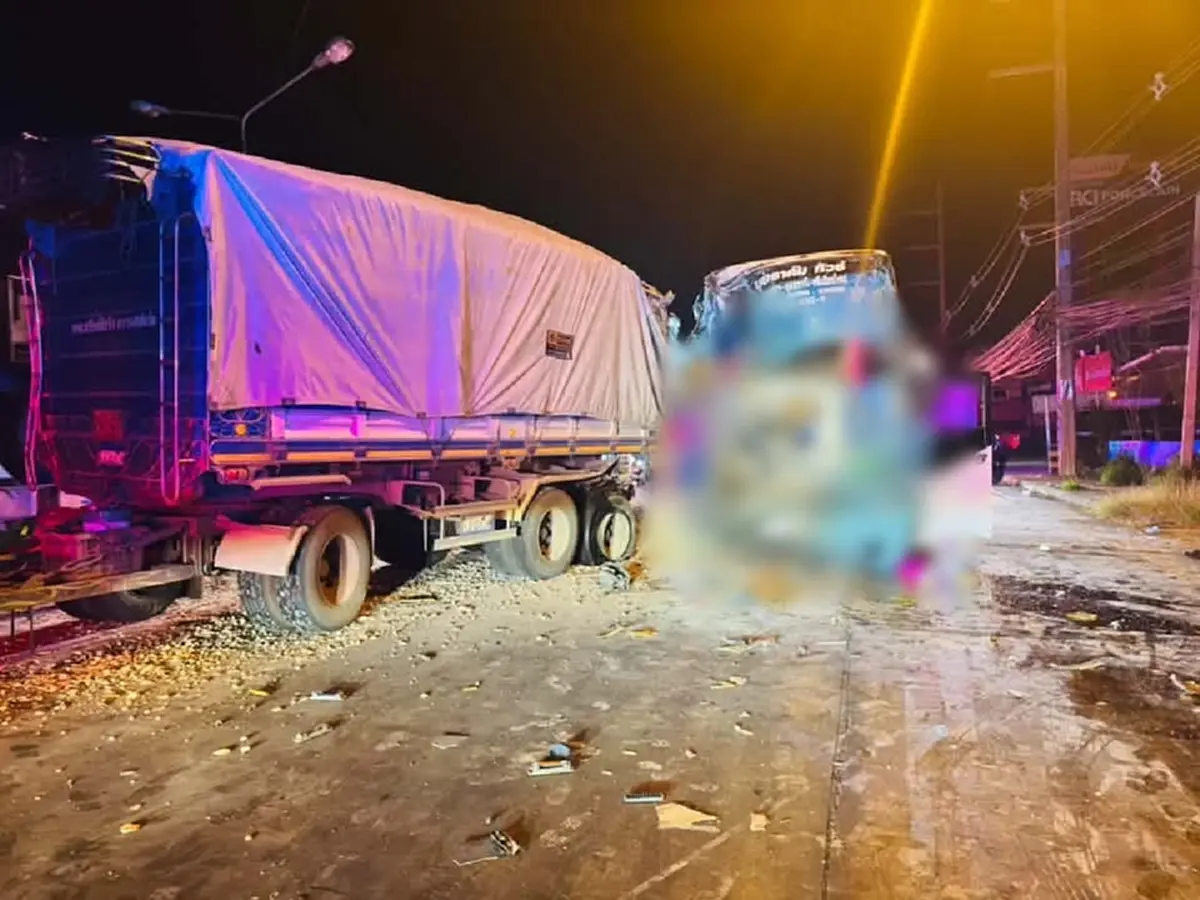 รถทัวร์ ชนท้ายรถบรรทุกหิน เปลี่ยนเลยกะทันหัน พังยับเจ็บ 27 คน