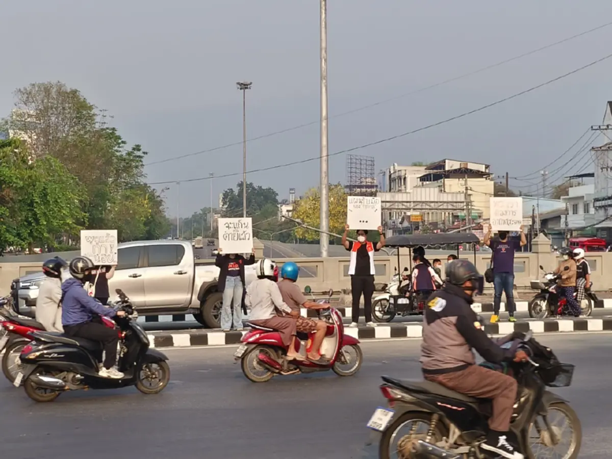 สส.พรรคประชาชนชูป้ายรับนายก จี้รัฐแก้ฝุ่นเชียงใหม่ยั่งยืน