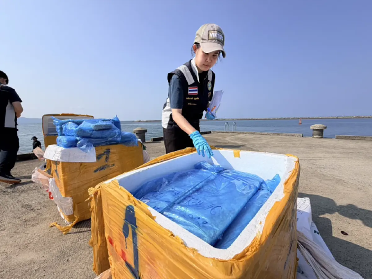 ศรชล.ตราด จับเรือกัมพูชาลอบขนเนื้อปูแช่แข็ง 60 กล่องเข้าไทย