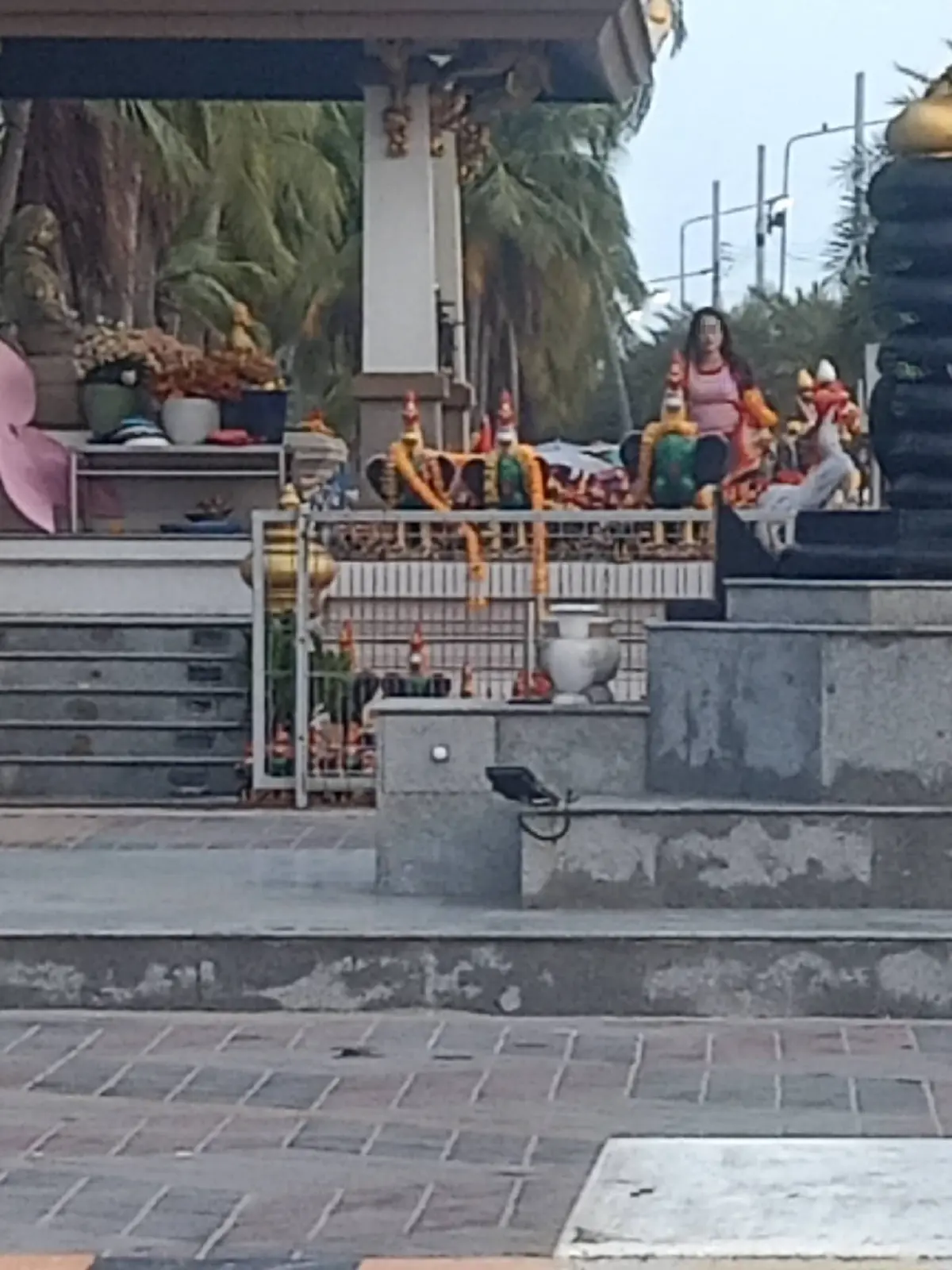 ชาวบ้านเดือด สาวบุกทำลายศาลดัง ชลบุรี ศรัทธากราบไหว้มา 10-20 ปี