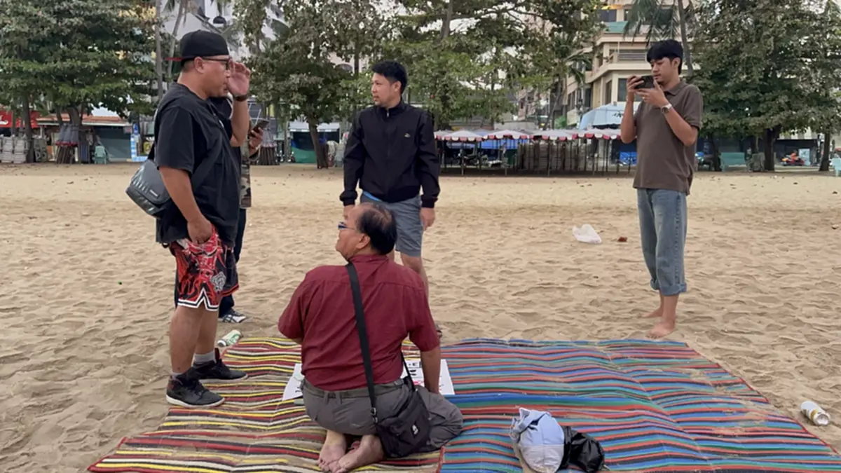 บุกจับไฮโลริมหาดพัทยา! ปกครอง–ตำรวจปลอมตัว รวบนักพนันสุดชิล