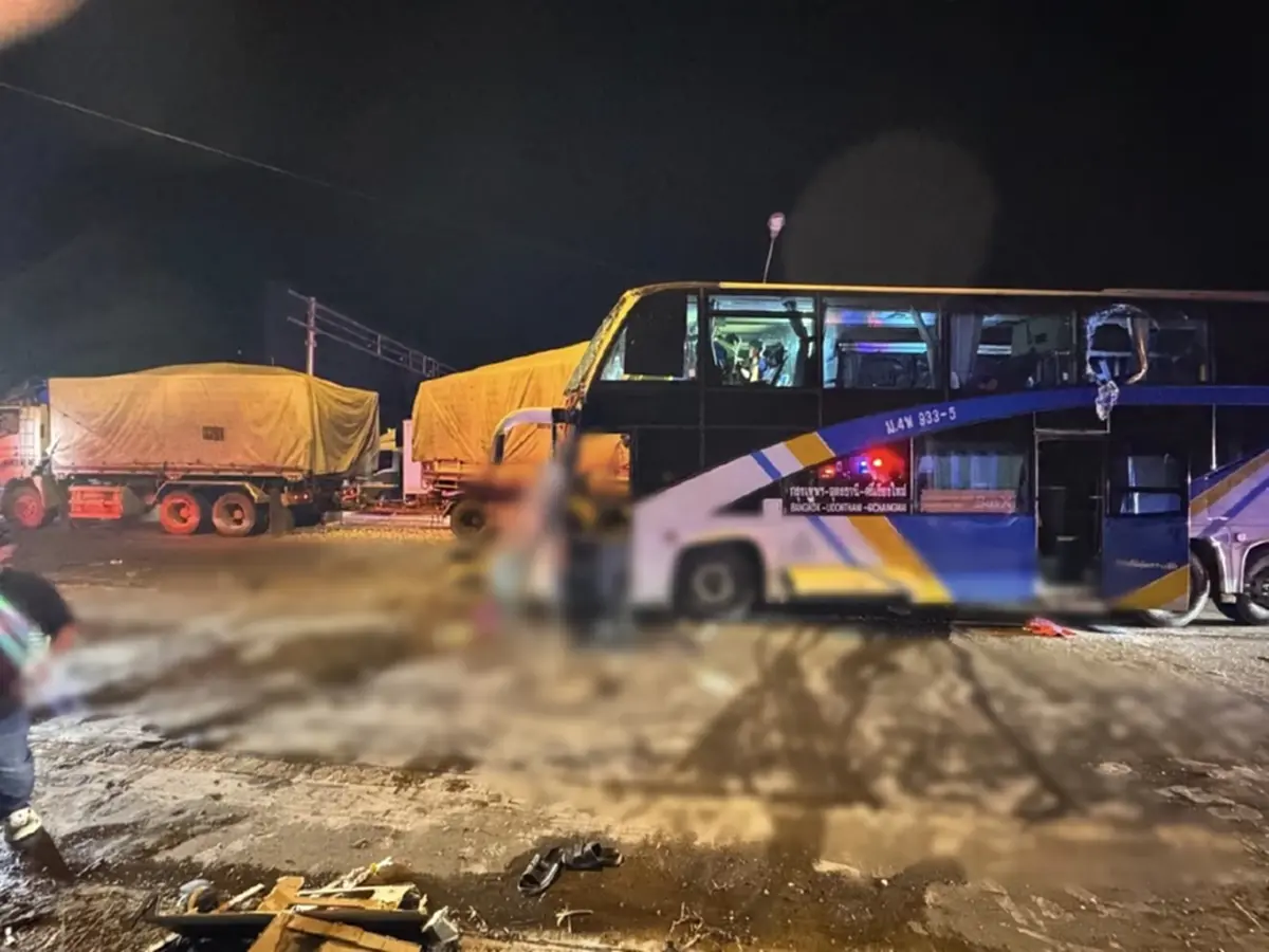 รถทัวร์ ชนท้ายรถบรรทุกหิน เปลี่ยนเลยกะทันหัน พังยับเจ็บ 27 คน