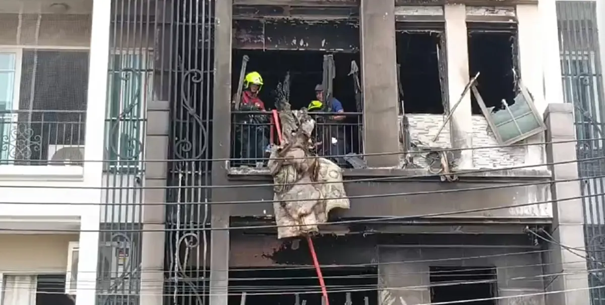 ไฟไหม้กลางดึกย่านอุดมสุข ดับ 2 ราย ใจหายหลังรู้ตัวผู้เสียชีวิต