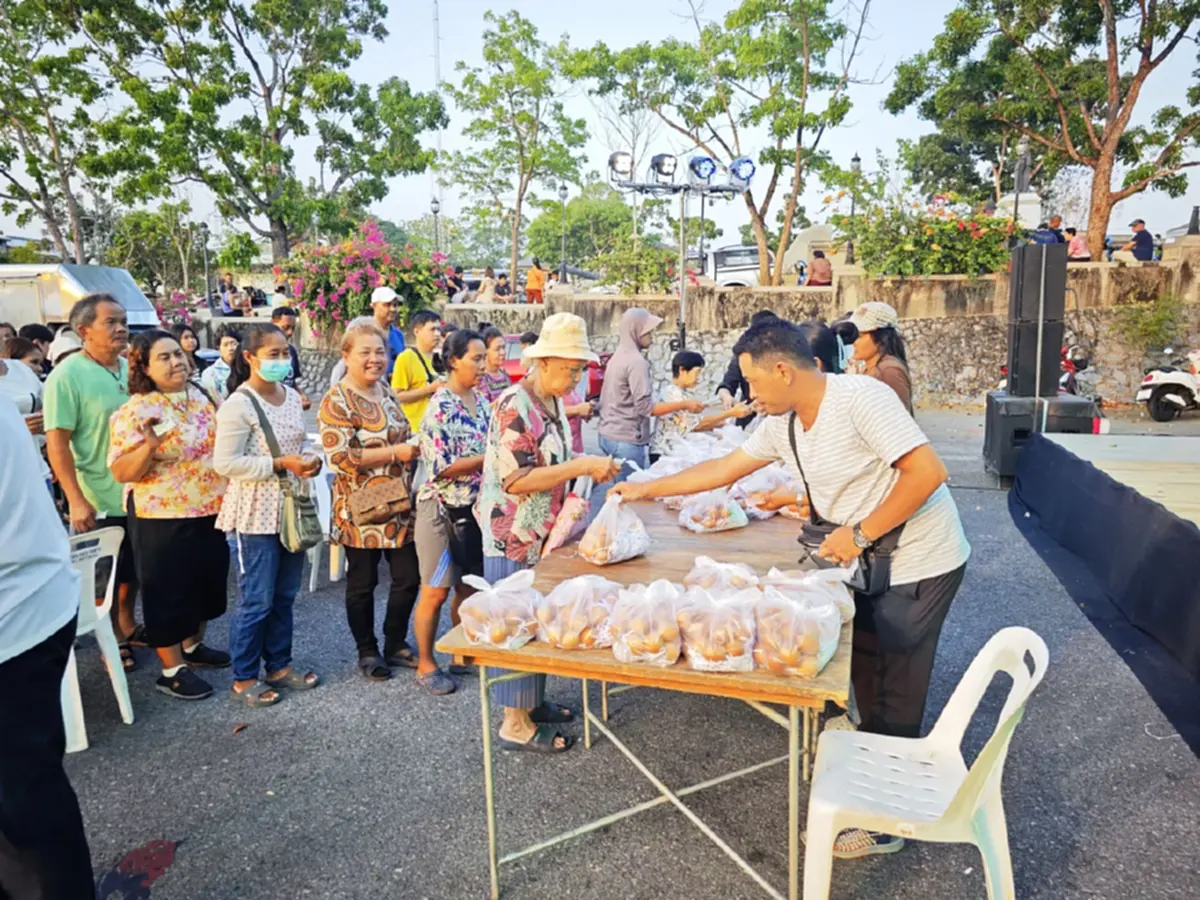แห่ต่อคิว! ตลาดทับเที่ยงช่วยลดรายจ่าย ขายไข่ไก่แผงละ 50 บาท 