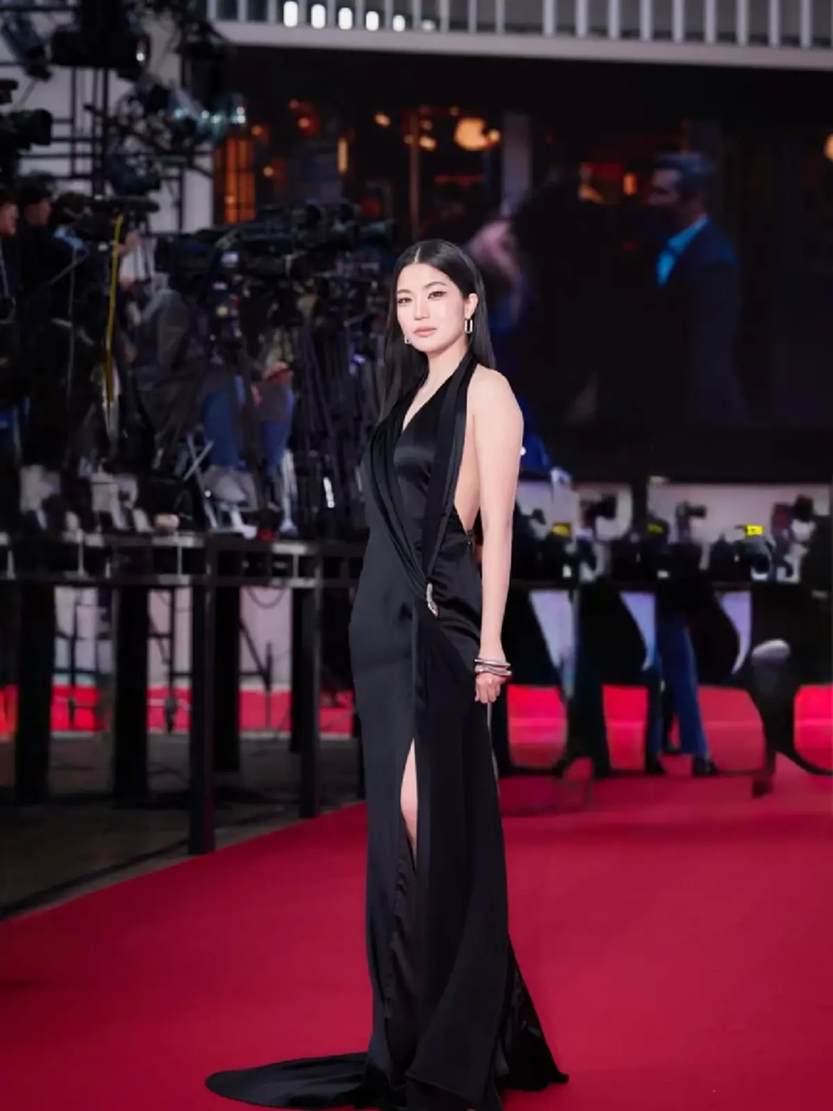 ก้อย อรัชพร โภคินภากร ออร่าพุ่ง ลุคออลแบล็กเฉิดฉายพรมแดงโตเกียว