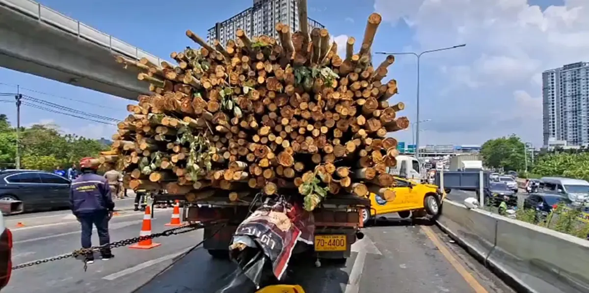 คลิปนาทีรถบรรทุก 10 ล้อเบรกแตก กวาดมอเตอร์ไซค์บนถนนเสียชีวิต