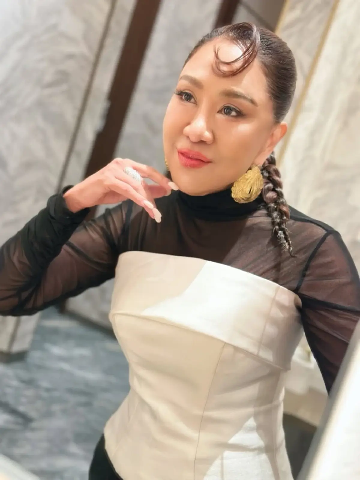 ลุคนี้โกงอายุสุดๆ ครูอ้วน มณีนุช โชว์บัตรประชาชนตลอดชีพ  