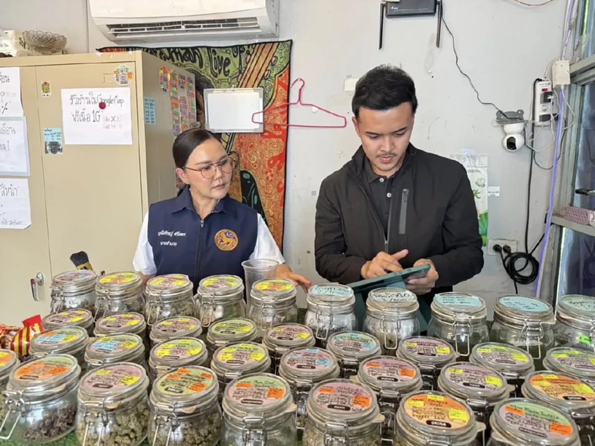 บุกจับซ้ำร้านกัญชาย่านไทรม้า ลอบขายน้ำกระท่อม-บุหรี่-ยา