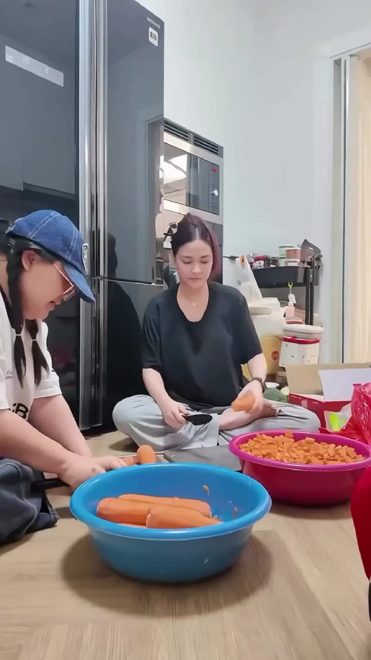 ปุ๊กลุก-ไมค์ ควงคู่ลุยคลองหลวง เลี้ยงอาหารหมาจรนับร้อย