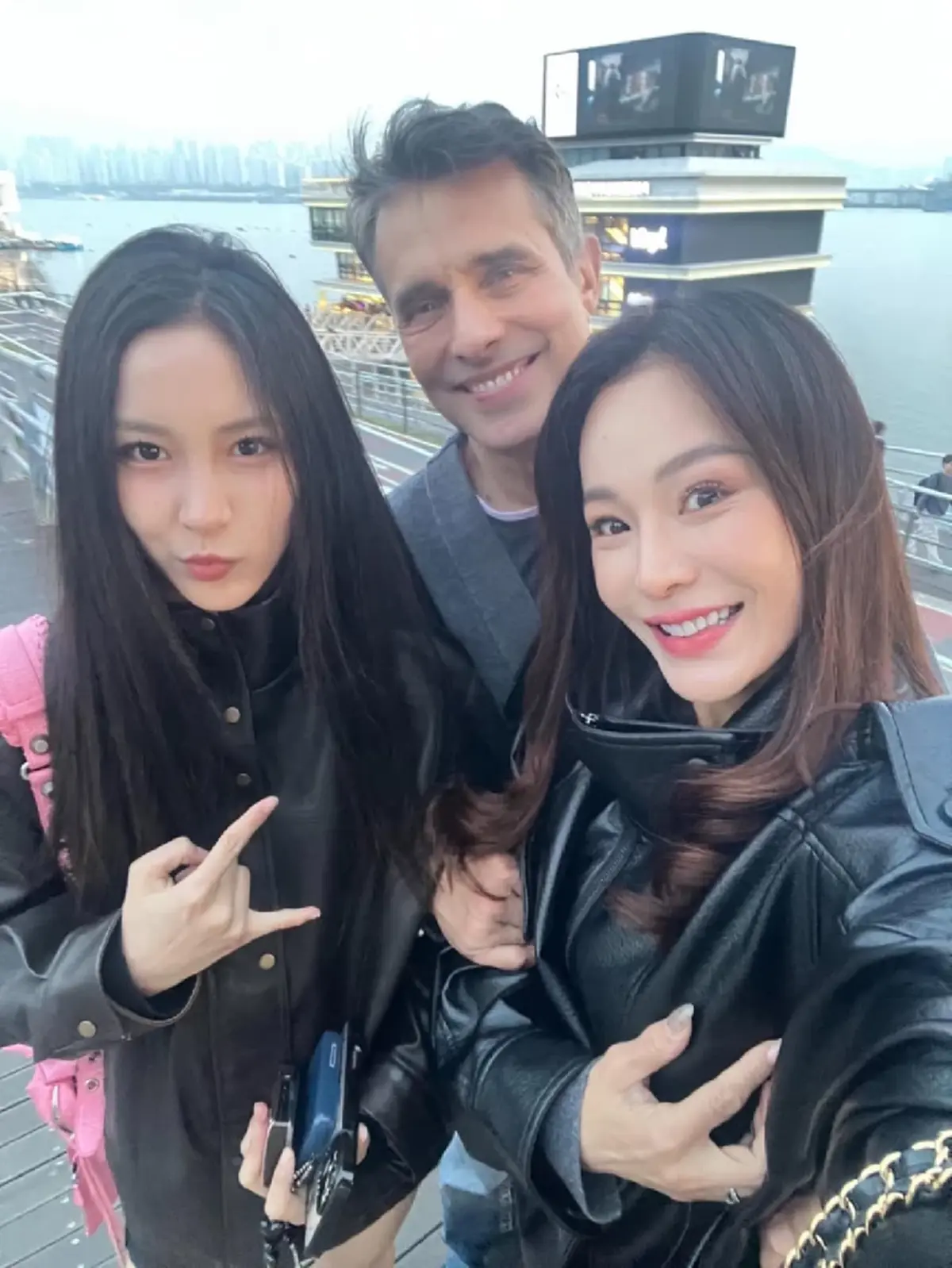 โตแล้วสวยมาก ลูกสาวอดีตนางแบบชื่อดัง ออร่าไอดอลพุ่งในวัย 16