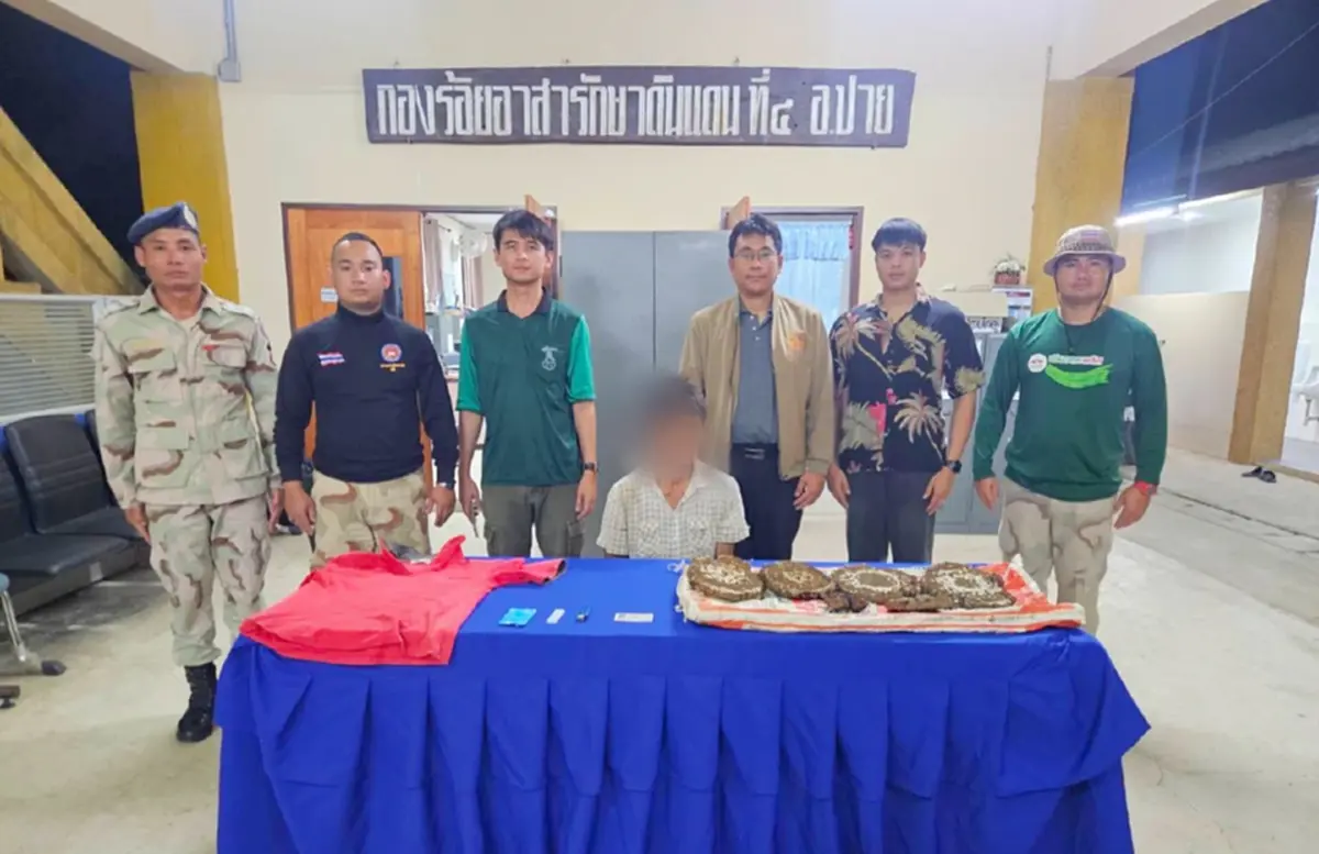 จับคาหนังคาเขา! รวบมือเผาหาของป่า พร้อมของกลาง พบปัสสาวะม่วง