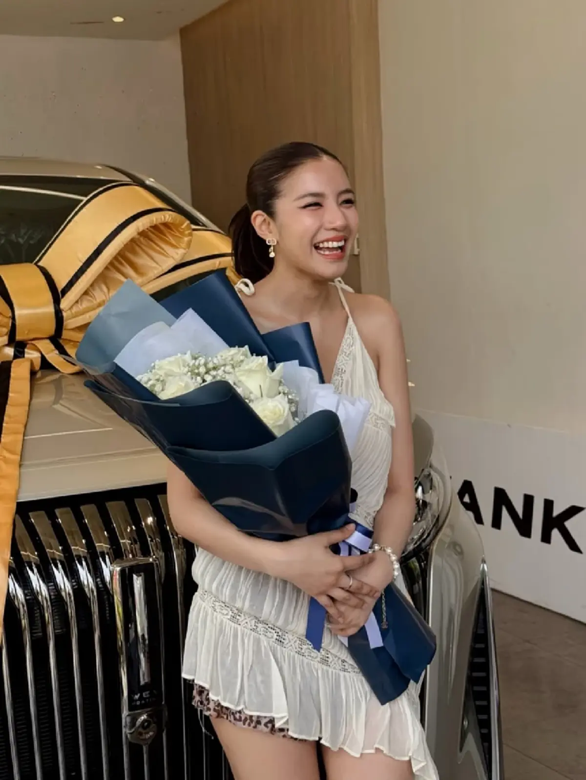 แห่ส่องของใหม่ ใบเตย อาร์สยาม ถอยรถป้ายแดง เลขสวยสะดุดตา