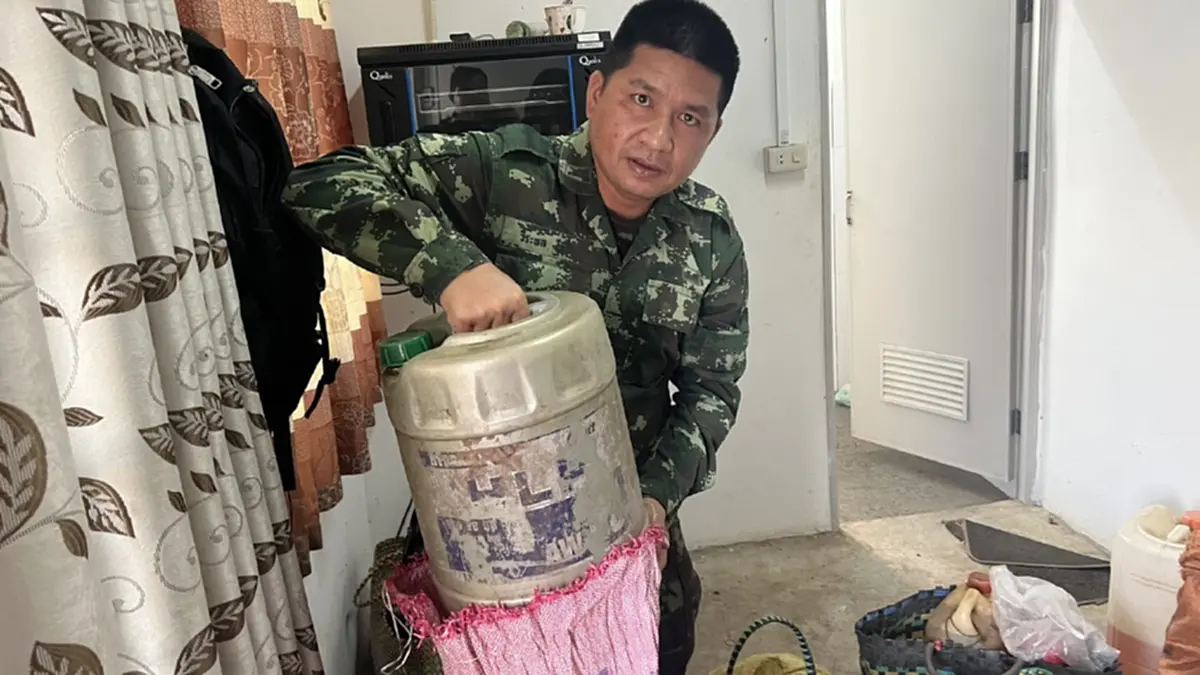 สกัดจับ "กองทัพมด" ลอบขนน้ำมันข้ามโขง หลังฝั่งลาวลิตรละ 80 บาท