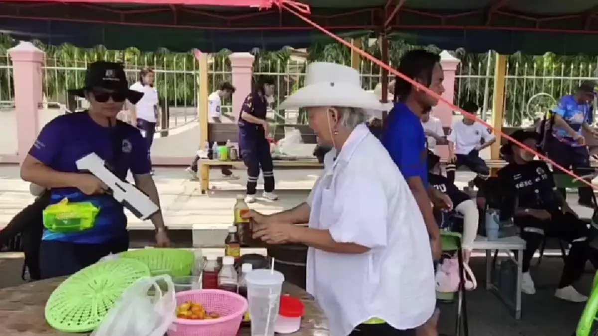 ป้าโมโหเพื่อนเบี้ยวนัดวันไหล ขนครกตำส้มตำเลี้ยงกู้ภัยแทน